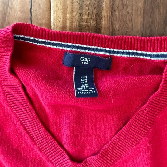 Gap V-Neck Red Sweater size Medium - Picture 2 of 2